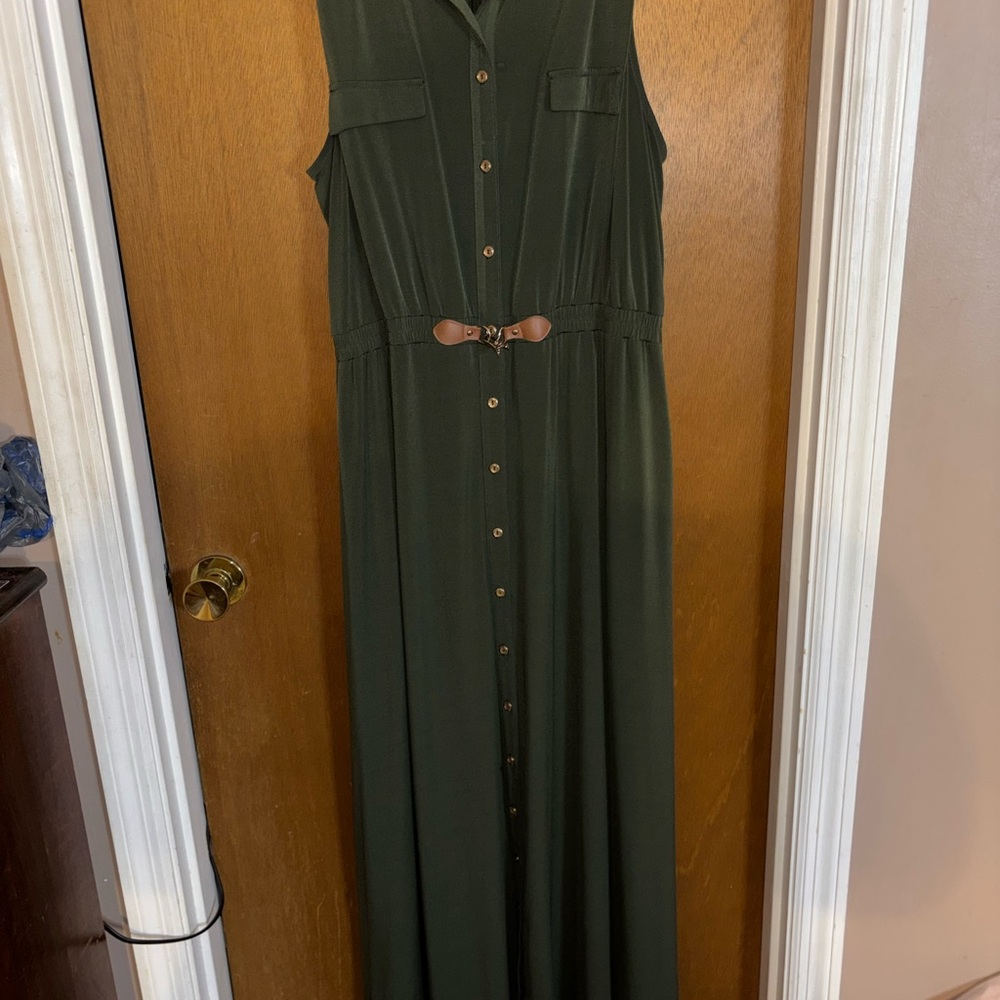 Elegant Green Maxi Dress with Belted Detail